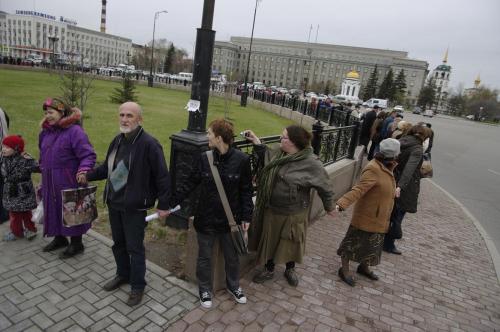 Фото Игоря Огородникова: Участники взялись за руки в знак того, что они готовы защитить Байкал живой стеной